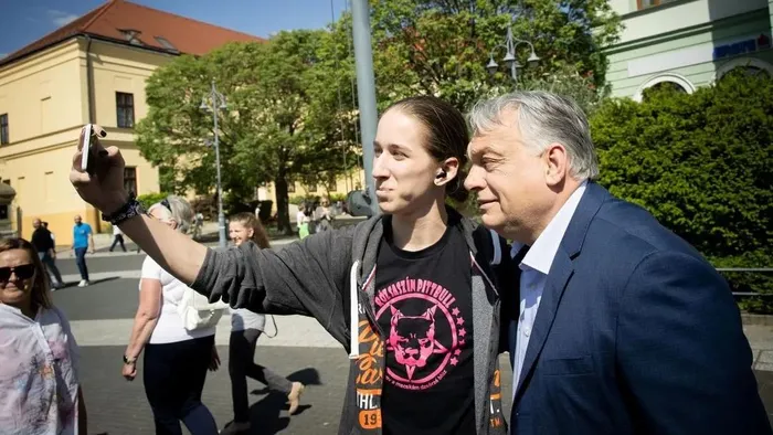 Orbán Viktor „szelfiiskolát” indított - videó