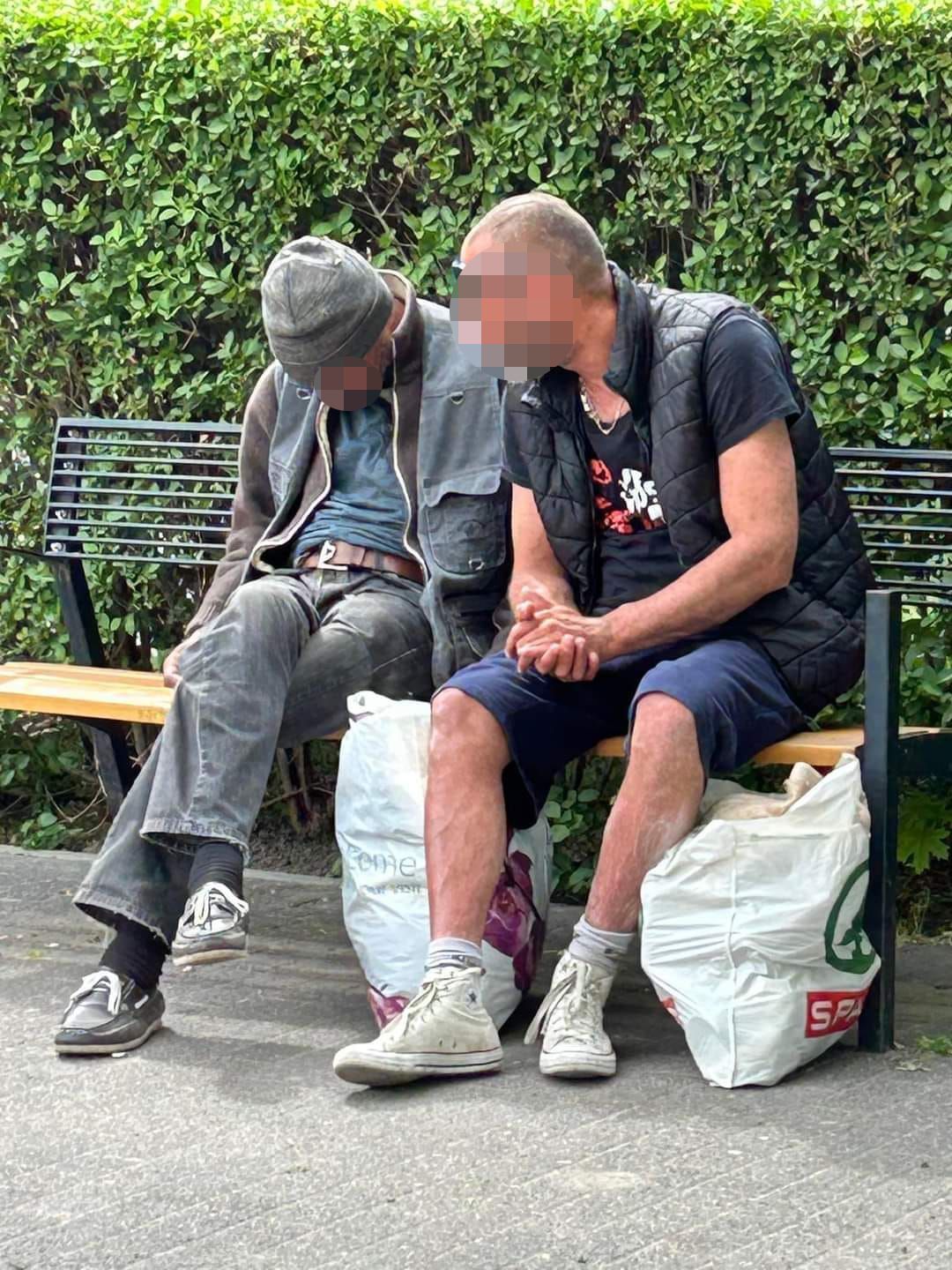 Az italozó, szemetelő hajléktalanokkal szemben a közterület-felügyelők a tanúk szerint nem intézkedtek
