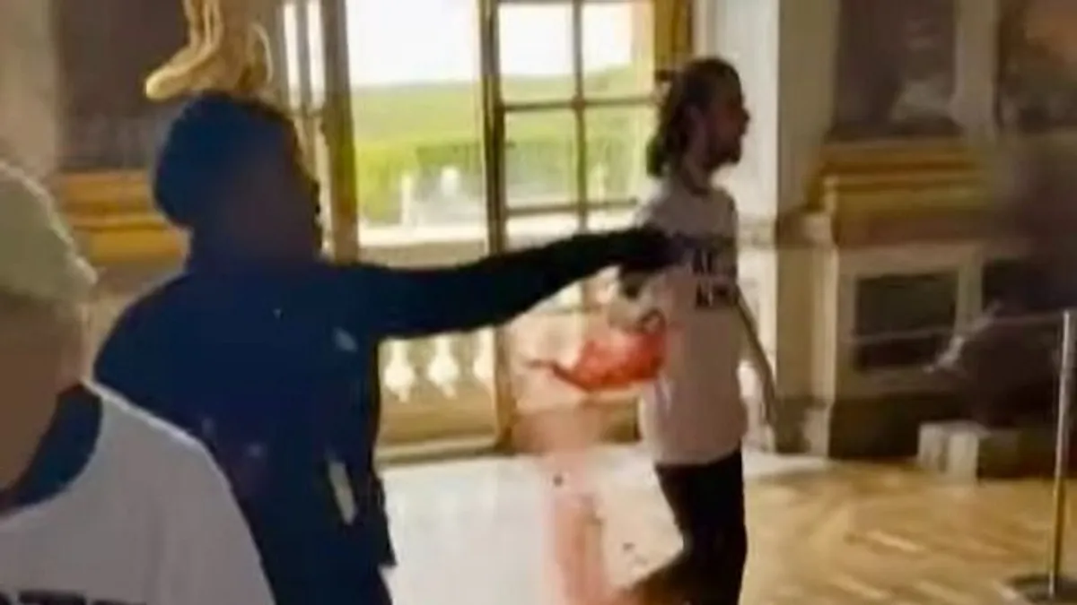 Narancsszínű port szórtak szét a versailles-i kastélyban - videó