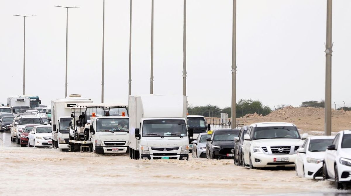2024. április 16. Autósok araszolnak egy árvízzel elárasztott úton a heves esőzések sújtotta Dubajban 2024. április 16-án. A viharos időjárás miatt ideiglenesen más repülőterekre irányítják át az érkező gépeket a dubaji nemzetközi repülőtérről. 