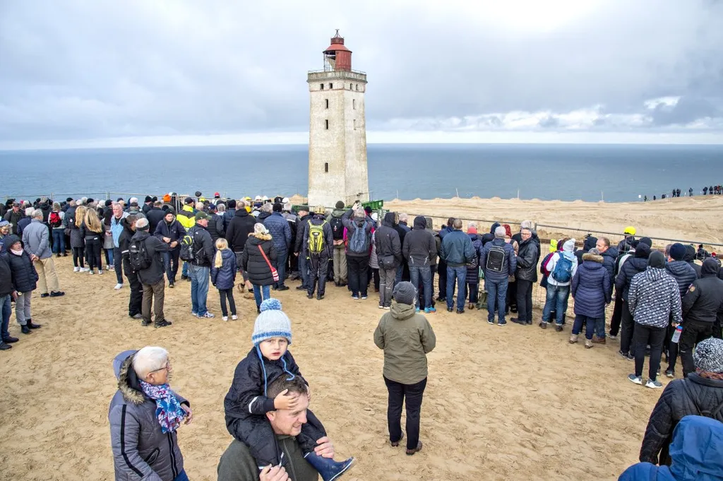 A vízbe zuhant volna, de egy bravúros költöztetéssel megmentették ezt a dán világítótornyot, Rubjerg Knude Lighthouse, RubjergKnudeLighthouse