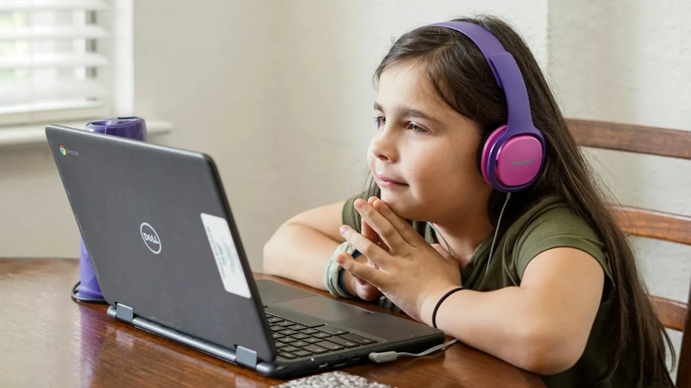laptop notebook számítógép diák tanuló kislány oktatás tanulás