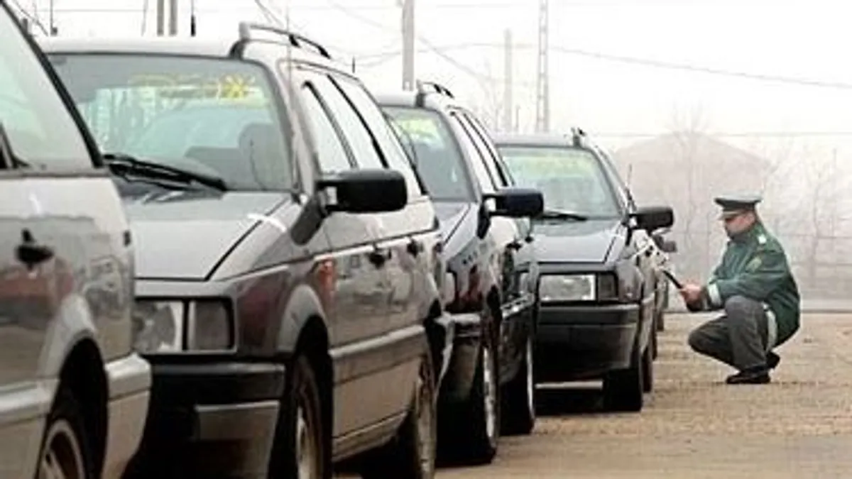 Tizenegy millió forint értékű hamis parfümöt foglaltak le a pénzügyőrök a határon