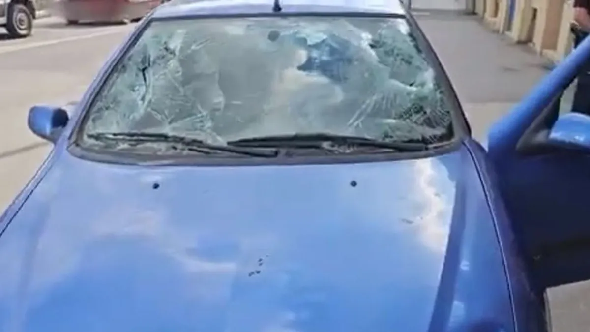 Brutális leszámolás Pécs belvárosában, óriási erővel gázolt el két embert egy férfi - videó