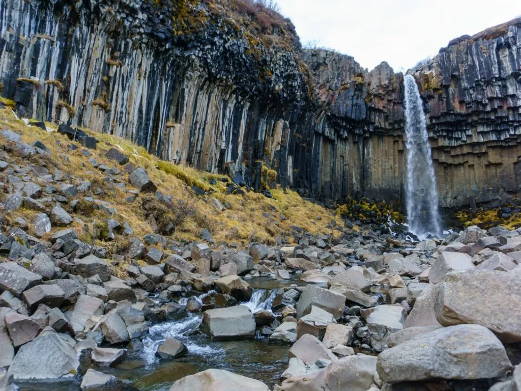 Svartifoss: egy izlandi nemzeti park legnépszerűbb látnivalója a Fekete vízesés, Svartifossvízesés, Izland