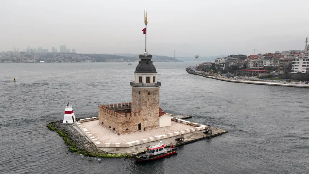 Nemcsak különleges története, de egy kedvelt török legenda miatt is sokan látogatják ezt az apró tornyot, Szűz tornya, SzűztornyaIsztambul