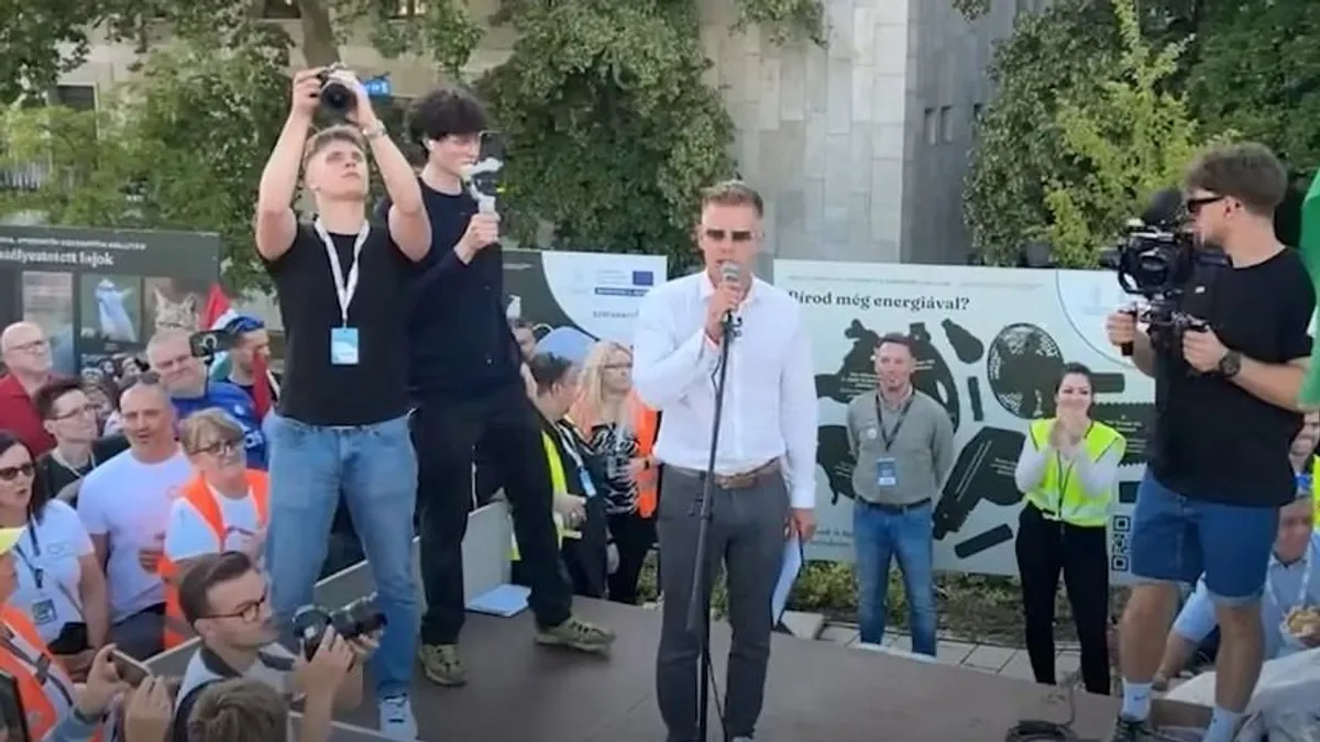 Helyszíni szemlét tartottak a tatabányai kávézóban, amit Magyar Péter hívei rongáltak meg - videó