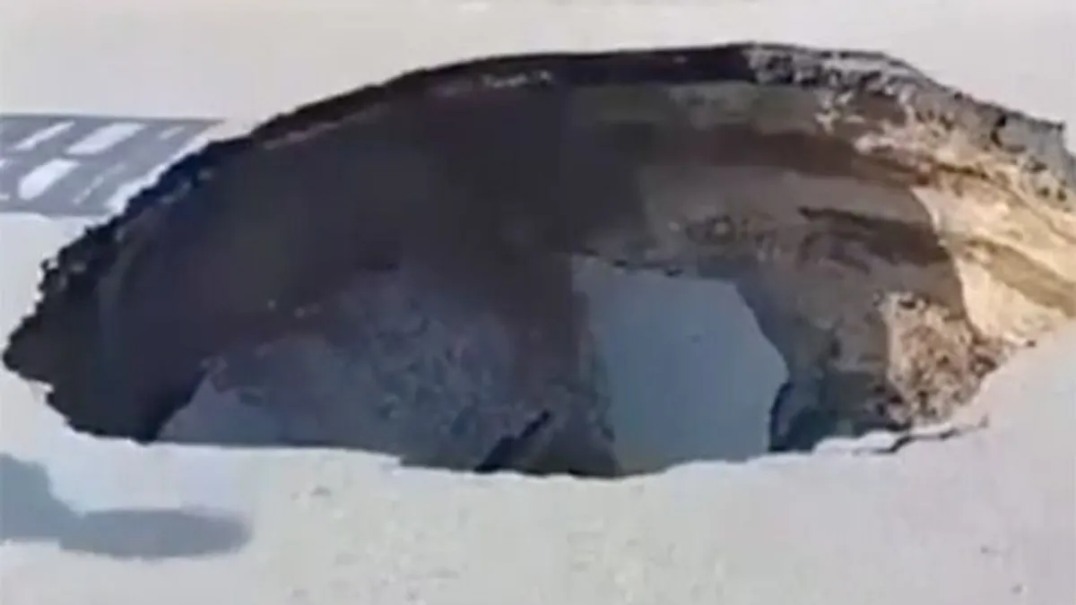 Akkora lyuk tátongott az út közepén, mint egy ház, egy autós mégis képes volt ezt tenni - videó