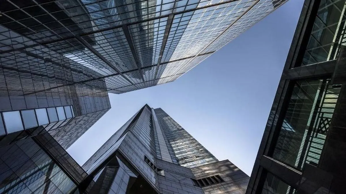 Különleges nézőpontból csodálhatjuk meg Hongkong hatalmas felhőkarcolóit