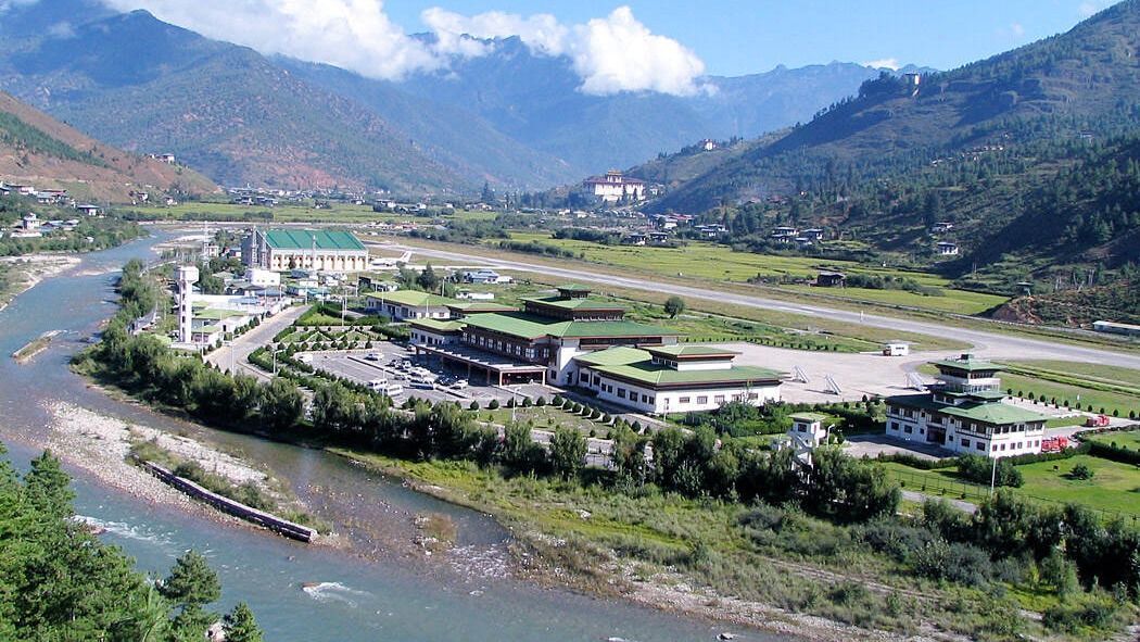 Paro Airport, Bhutan - A repülőtér 2236 méter magasan fekszik a Himalájában, 5000 méter magas hegycsúcsok koszorújában
