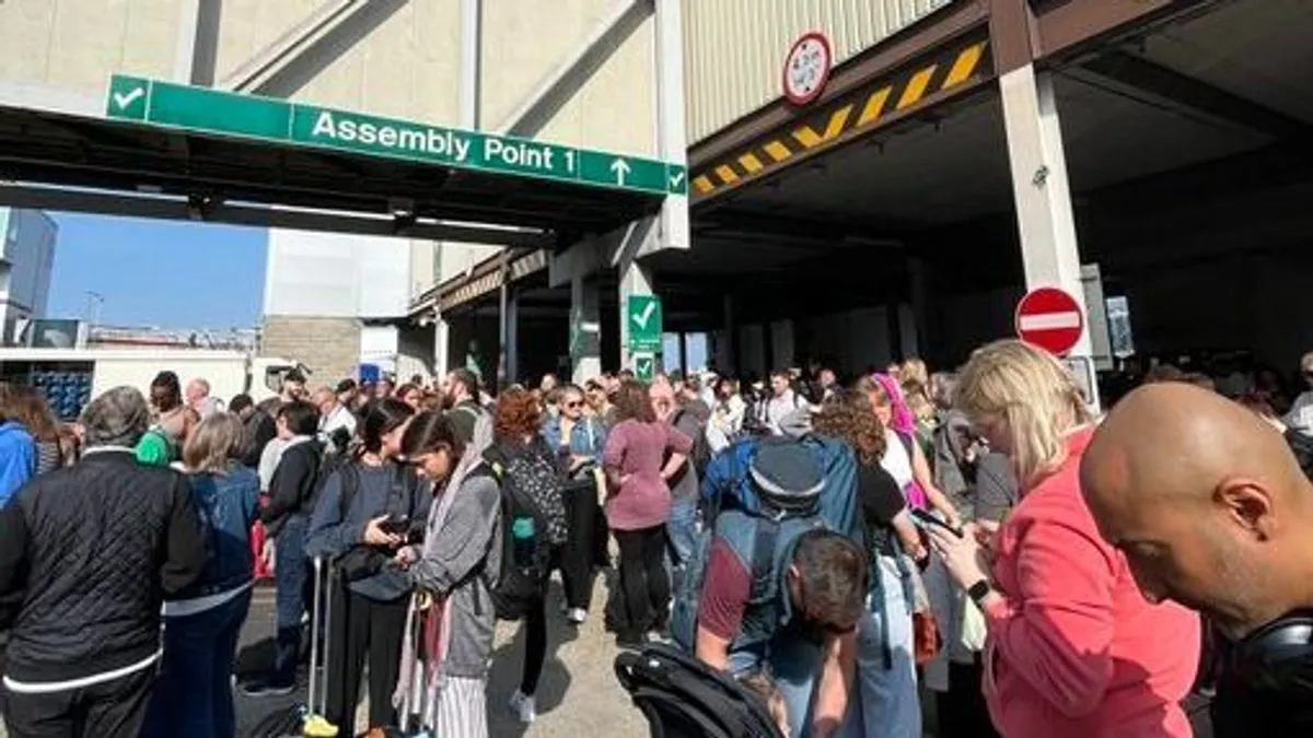 Hatalmas a káosz, kiürítették a Gatwick repülőteret