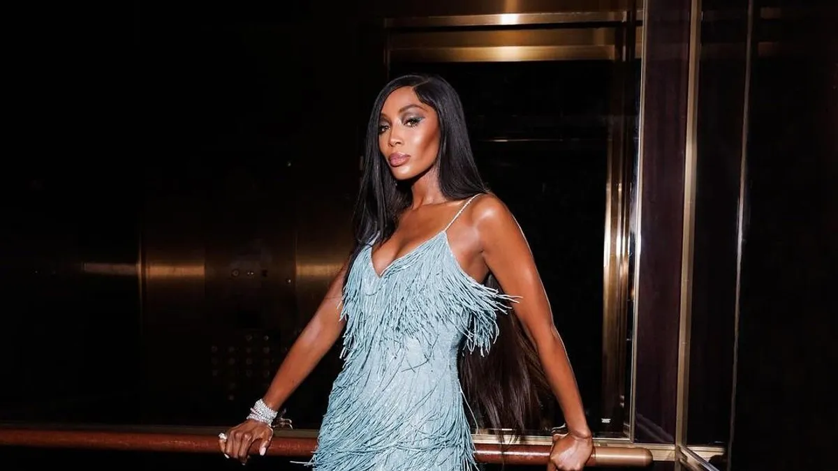 Naomi Campbell meztelenruhában lépett a vörös szőnyegre - kép