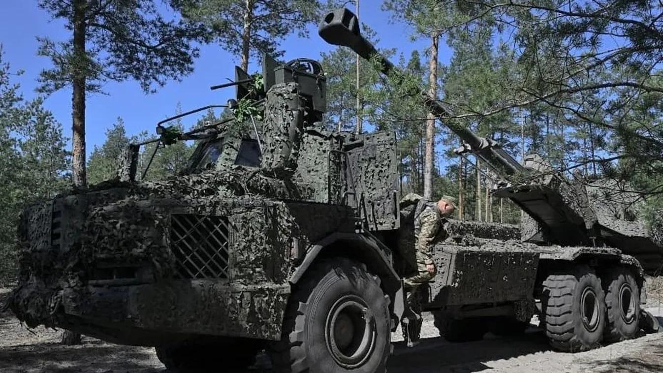 Ukrajna, Ukrán tüzér készít elő lövéshez egy svéd gyártmányú önjáró tarackot egy Donyeck melletti erdőben