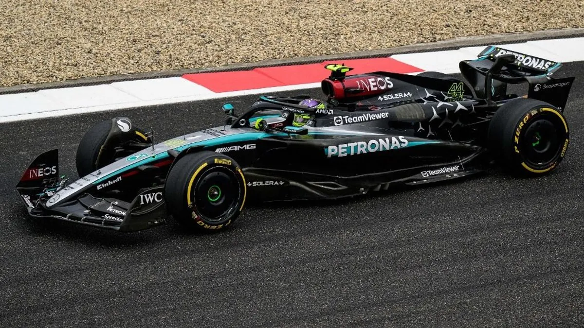 Hamilton és Verstappen is nagyokat hibázott, félbeszakadt a Forma-1-es szabadedzés
