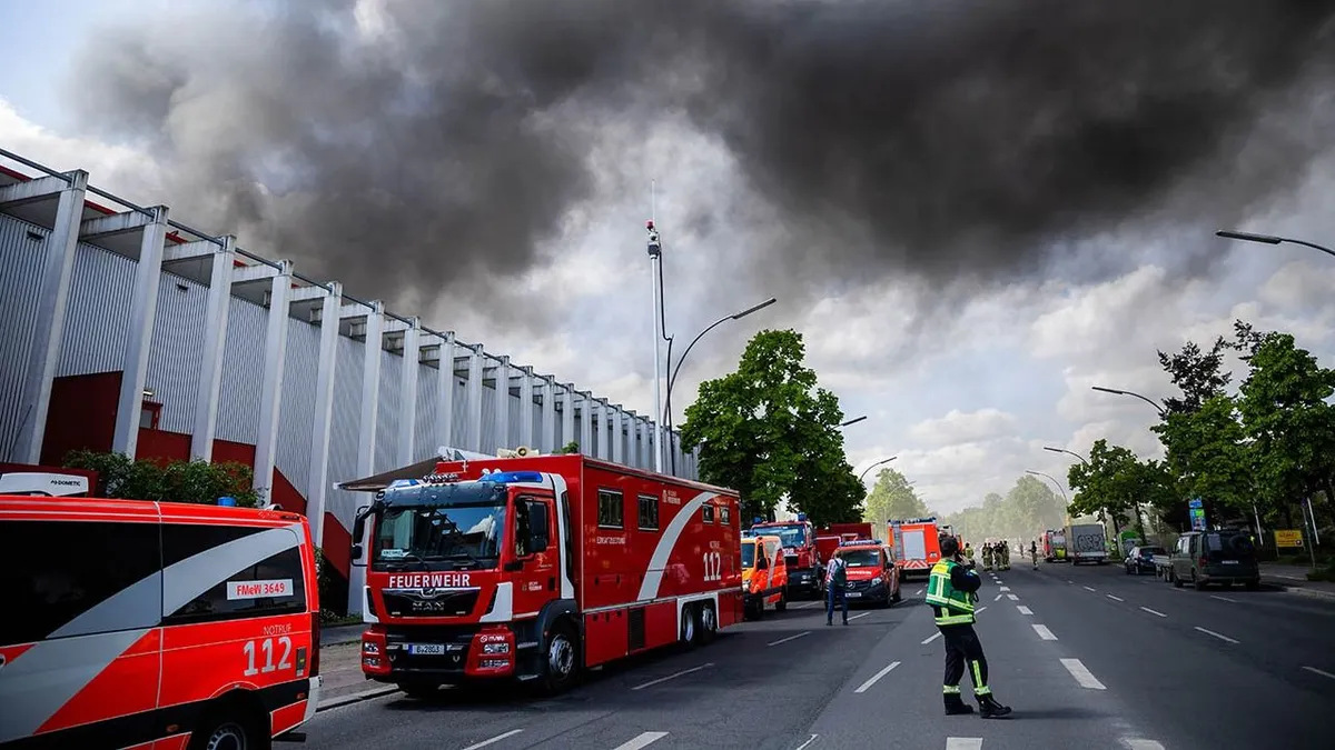 Óriási tűz ég egy berlini fegyvergyárban