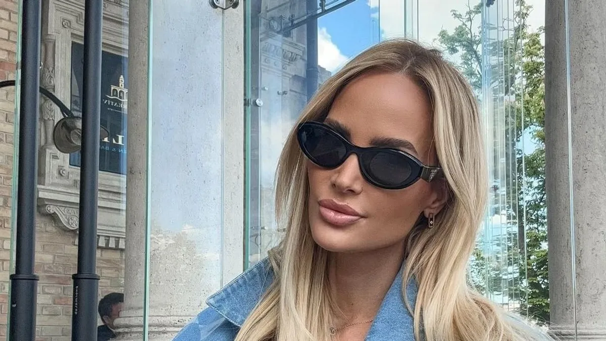 Csak egy hatalmas virág takarja el Zimány Linda meztelen melleit - képek