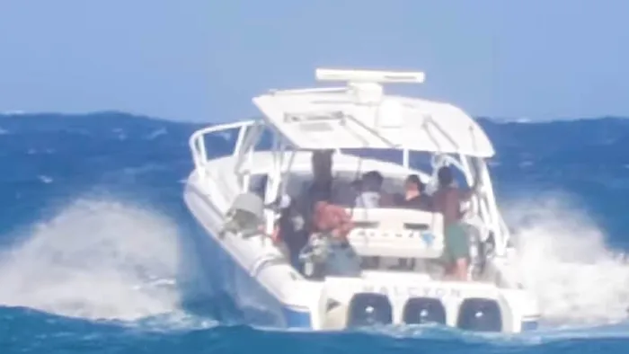 Óriási a felháborodás, zsákszámra öntötte a szemetet az óceánba egy motorcsónakos társaság - videó