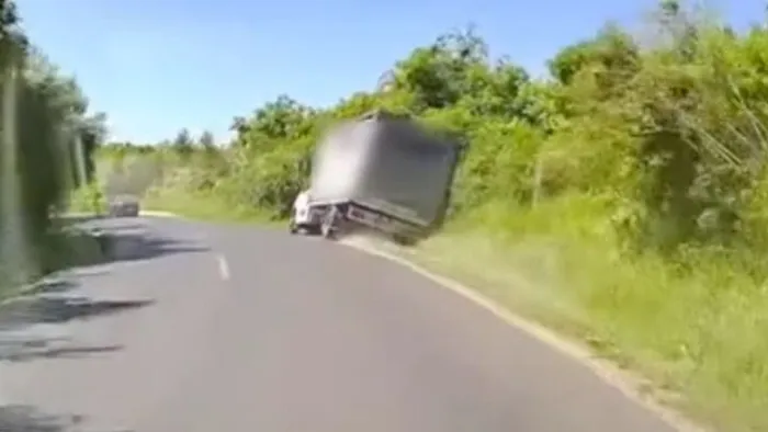 Belebillent az árokba, aztán óriásit mentett egy kisteherautó sofőrje Pilisvörösvárnál - videó