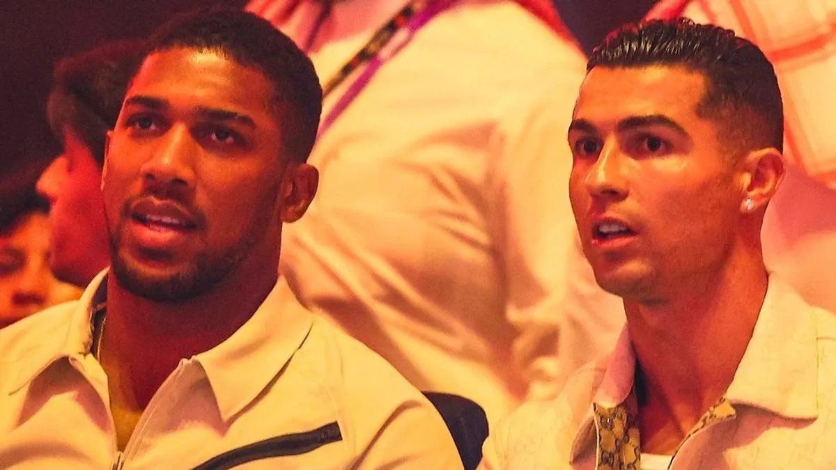 Kínos pillanat: Cristiano Ronaldót kifütyülték az évszázad bokszmeccsén - videó