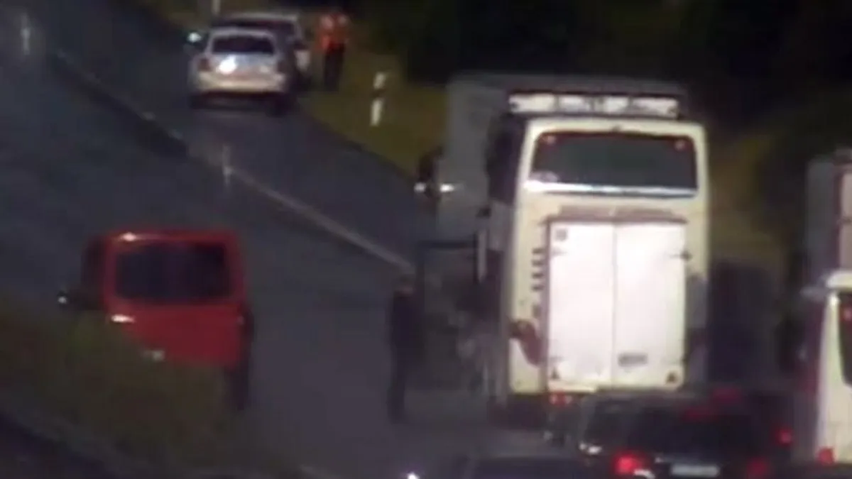 Bámészkodók miatt torpant meg a forgalom az M1-esen, rögtön történt még egy baleset - videó