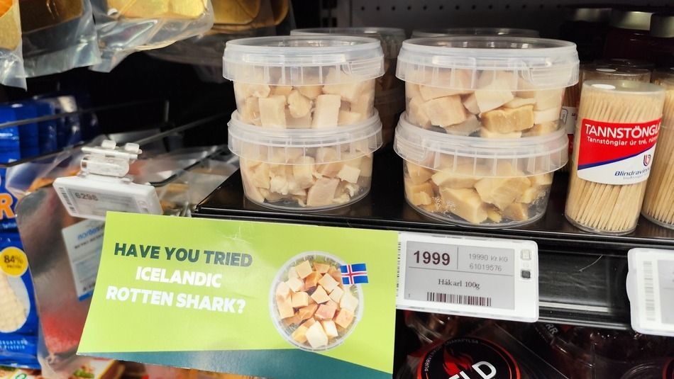 Így néz ki egy izlandi boltban a hűtőpultban árult rohasztott cápahús, a turisták számára jól láthatóan elhelyezett figyelemfelhívással