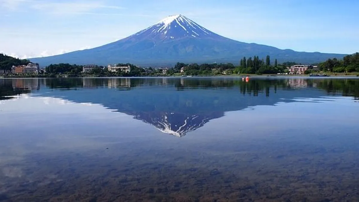 Befalazzák a Fuji-hegyet, hogy ne láthassák a turisták