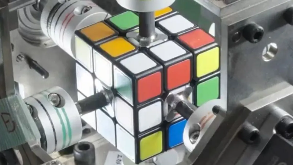 Szó szerint egy szempillantás alatt rakja ki a Rubik-kockát egy japán robot - videó