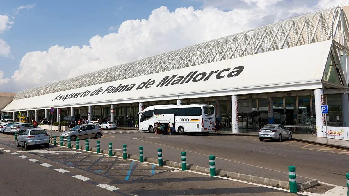 Elszabadult a pokol egy Mallorcára tartó repülőn, letartóztattak egy részeg brit turistát