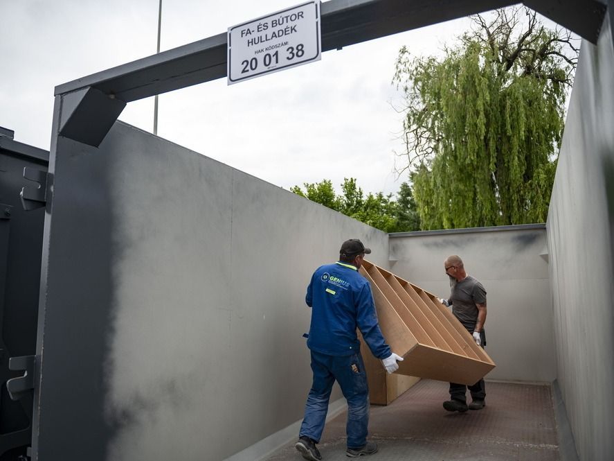 Bútor hulladékot helyeznek el a MOHU Mol Hulladékgazdálkodási Zrt. első új hulladékudvarában az átadása napján Esztergomban 2024. május 8-án. A hulladékudvarban a lakosság 40 féle hulladékot adhat le ingyenesen, a hét hat napján. 