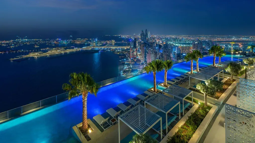 A dubaji Address Beach Resort tetőmedencéje