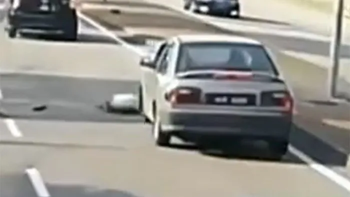 Kóbor kutya elől menekülő kisfiú esett egy autó elé, a sofőr élete mentését mutatta be - videó