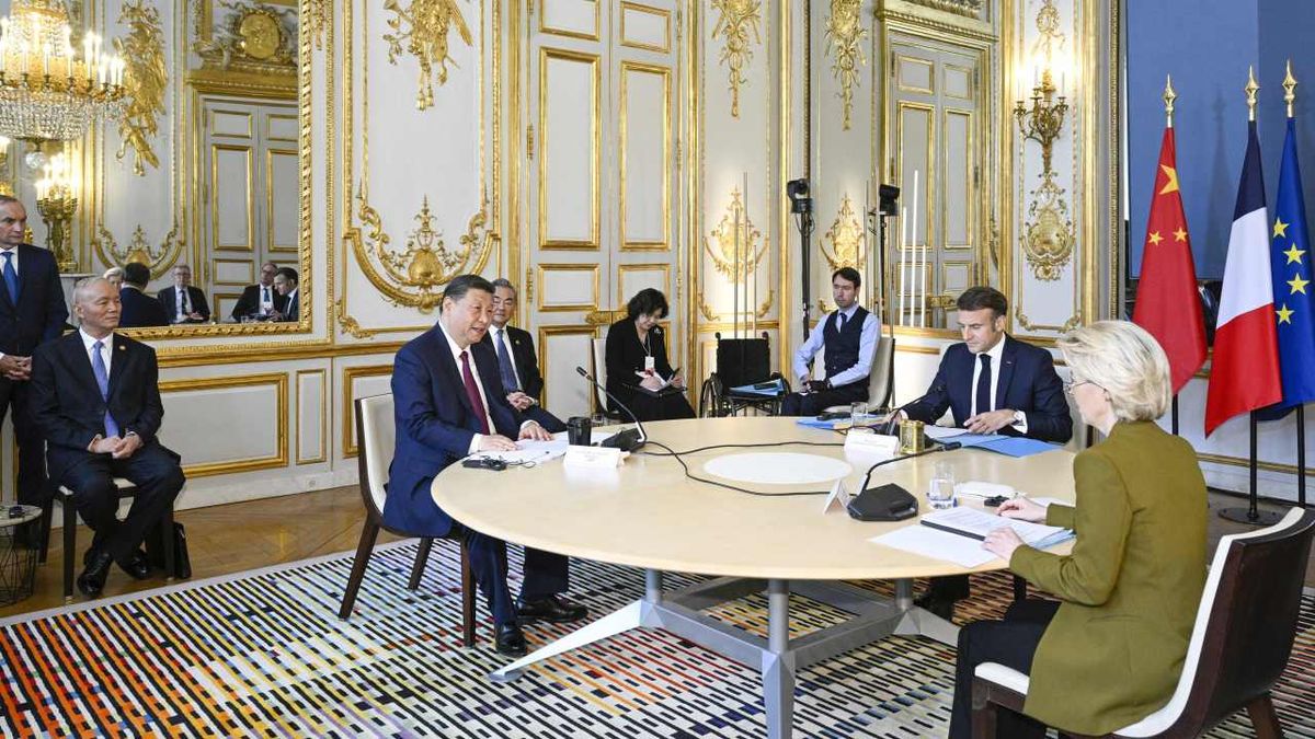 Emmanuel Macron, Ursula von der Leyen, Hszi Csi-ping, EmmanuelMacron, UrsulavonderLeyen, HsziCsi-ping, tárgyalás, egy asztalnál,  