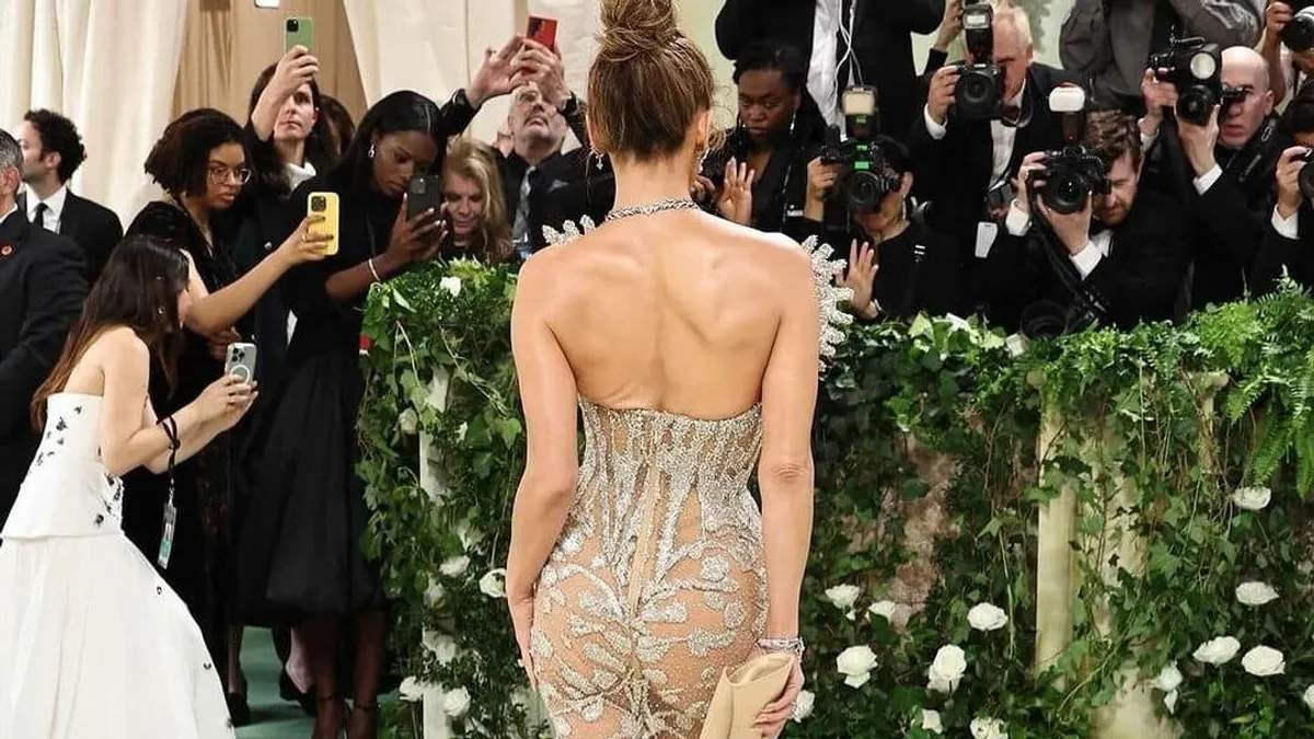 Legendás fenekét mutogatta Jennifer Lopez a Met-gálán - fotók, videó