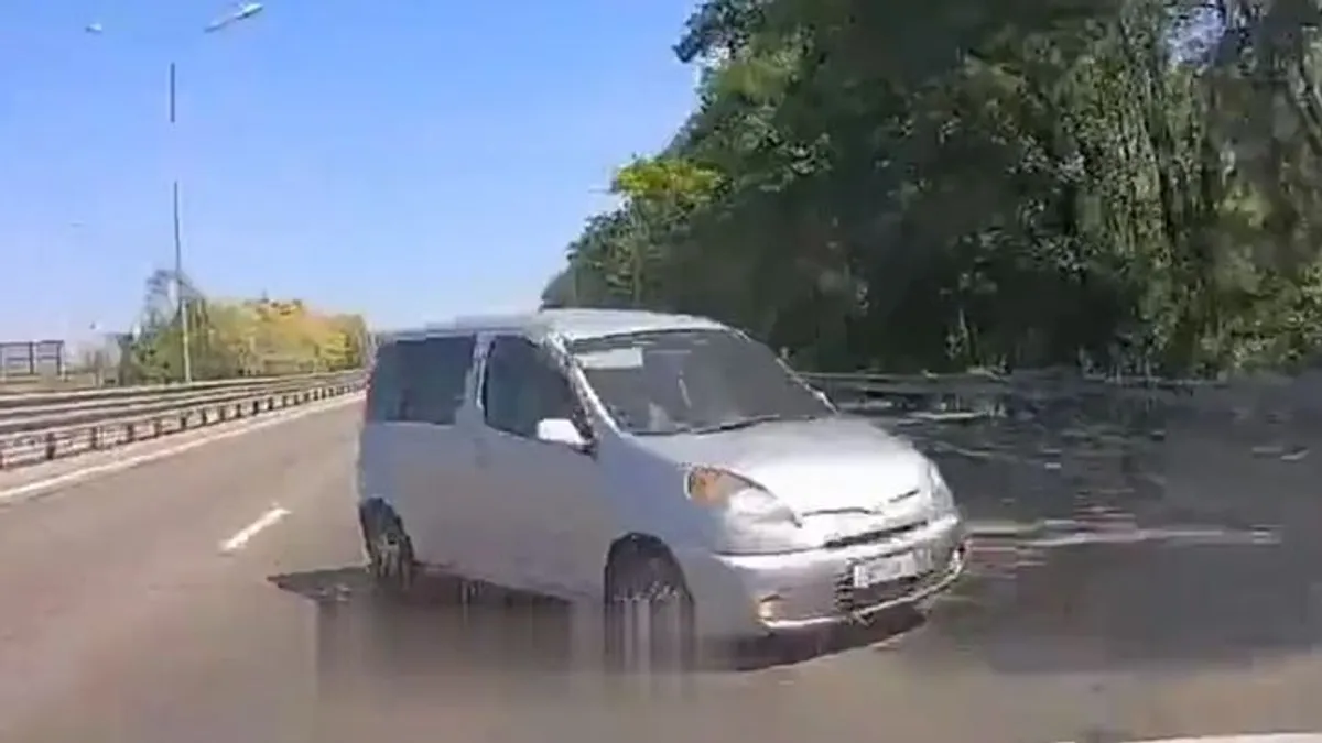 Megijedt és elrántotta a kormányt az autópályán, örök életére hálás lehet a kamerásnak - videó