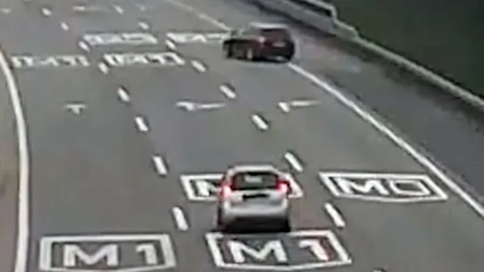 A leállósávból egyből a középső sávba vetődött egy autós az M1-esen - videó