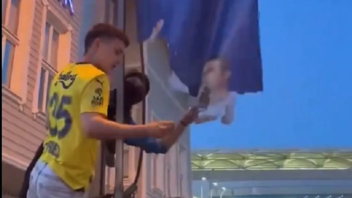 Itt az újabb török focibotrány: a Fener-szurkolók késsel vágták szét az elnököt ábrázoló plakátokat