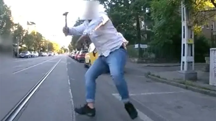 Kalapáccsal a kezében várta meg a biciklist egy taxis Budapesten, felé is ütött - videó