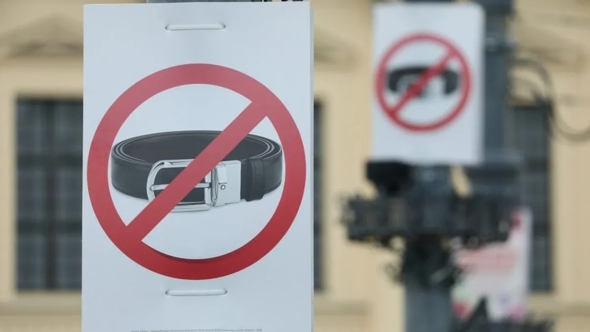 Áthúzott nadrágszíjas plakátokkal várják Debrecenben a feleségét nadrágszíjjal verő Magyar Pétert