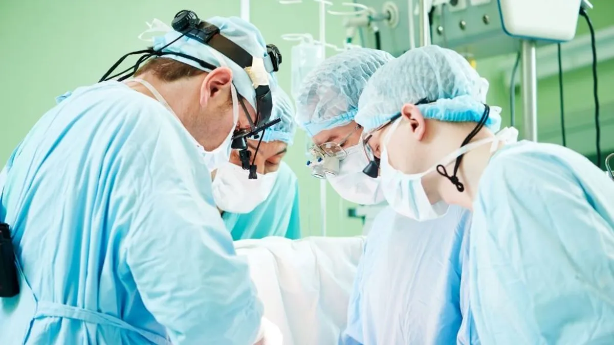 Meghalt a férfi, akinek elsőként ültettek be génmódosított sertésvesét
