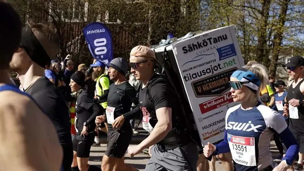 Hihetetlen: hűtőszekrénnyel a hátán futott világrekordot a maratonon egy tűzoltó
