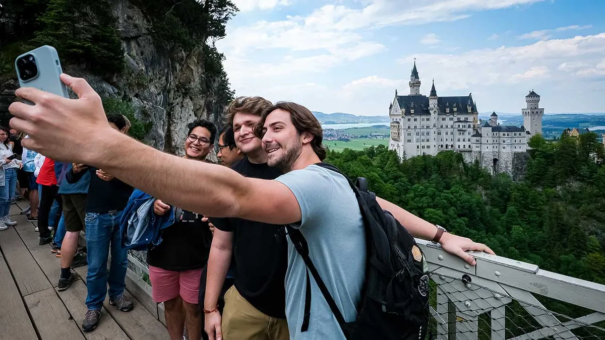 A Marienbrücke gyalogos híd népszerű a turisták körében a Neuschwanstein kastélyra nyíló kilátás miatt