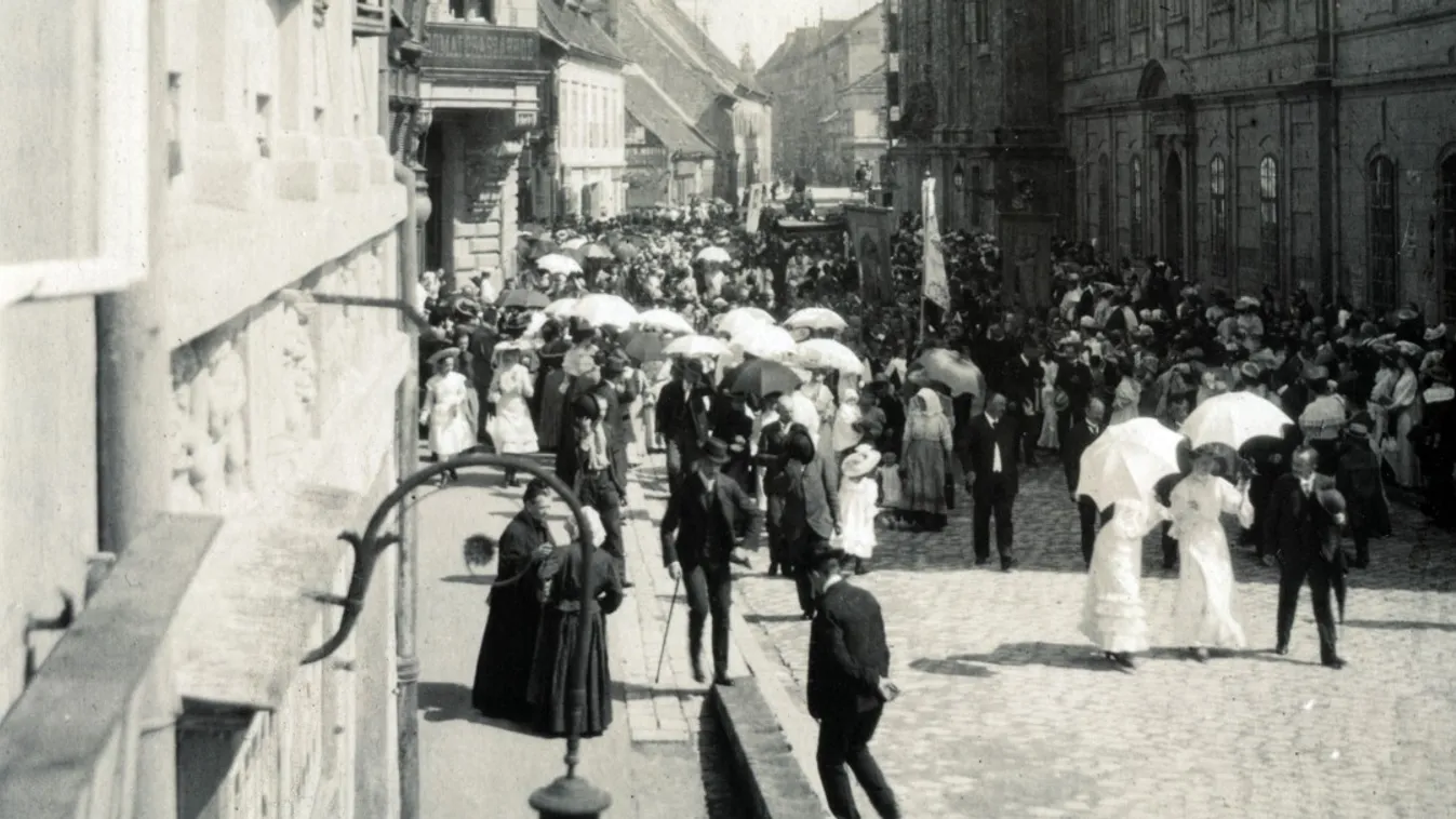 Fő utca a Batthyány tér felől a Csalogány utca felé nézve, jobbra a Szent Ferenc sebei templom és az egykori ferences kolostor, 1919