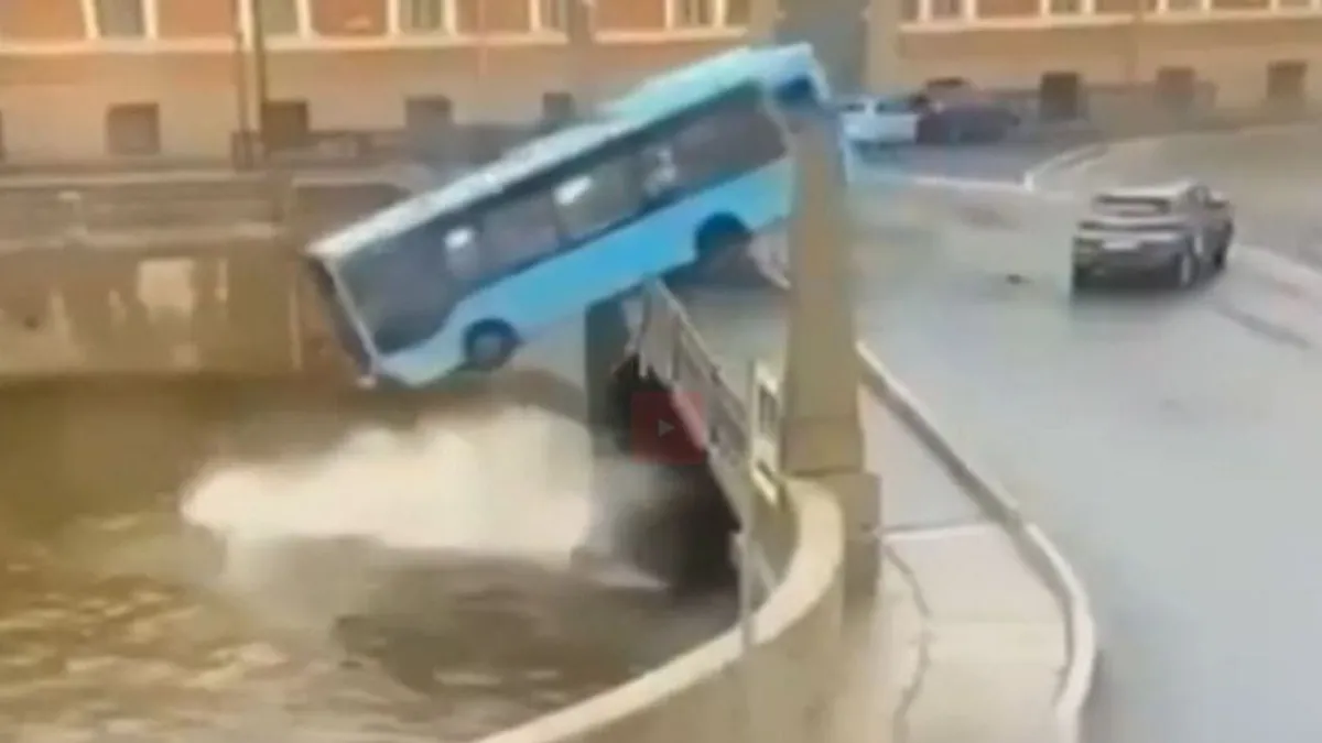 Videón, ahogy a folyóba zuhan egy busz Szentpéterváron