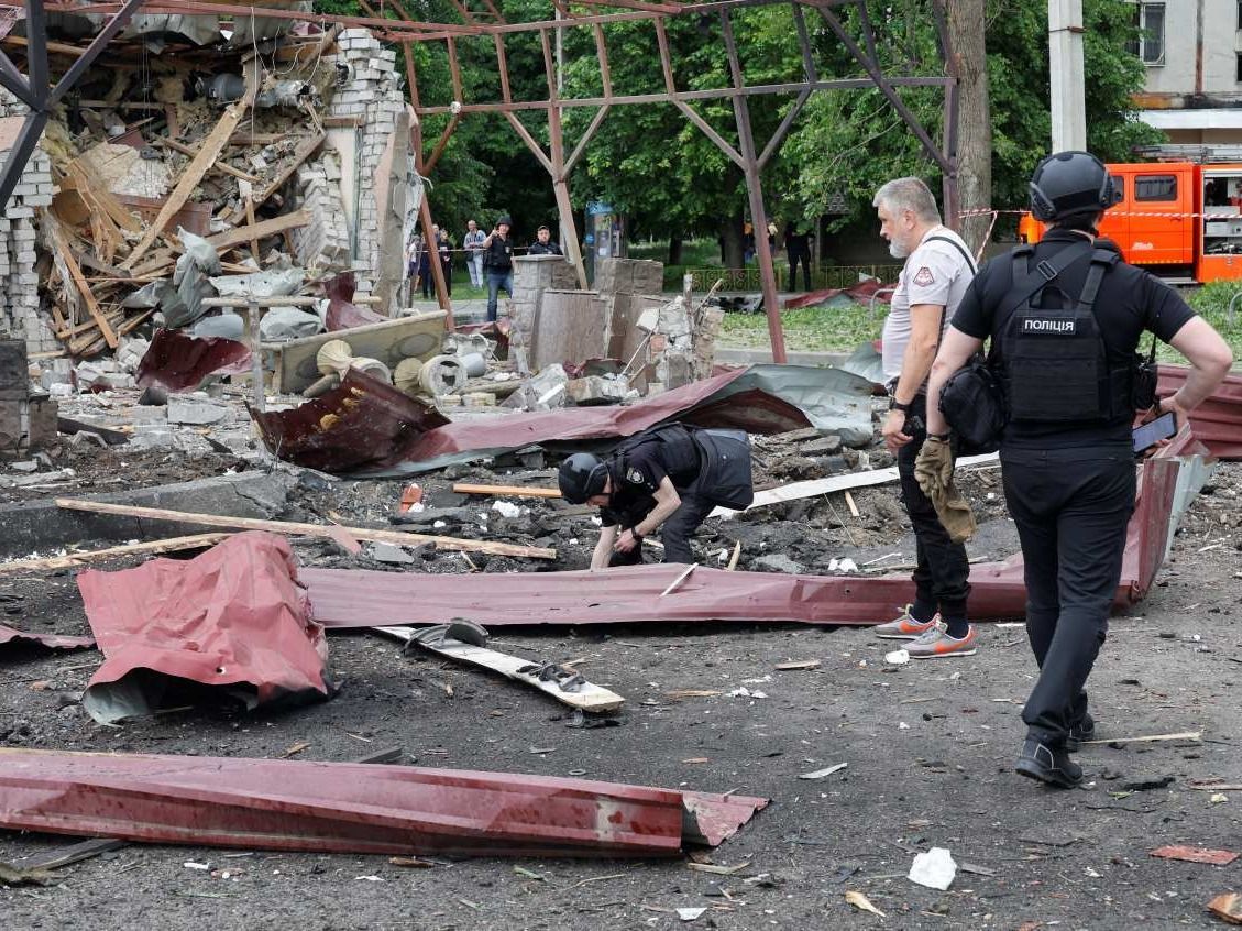 Rendőrök egy épület romjainál Harkivban 2024. május 22-én, miután orosz bombatámadás érte a kelet-ukrajnai várost.