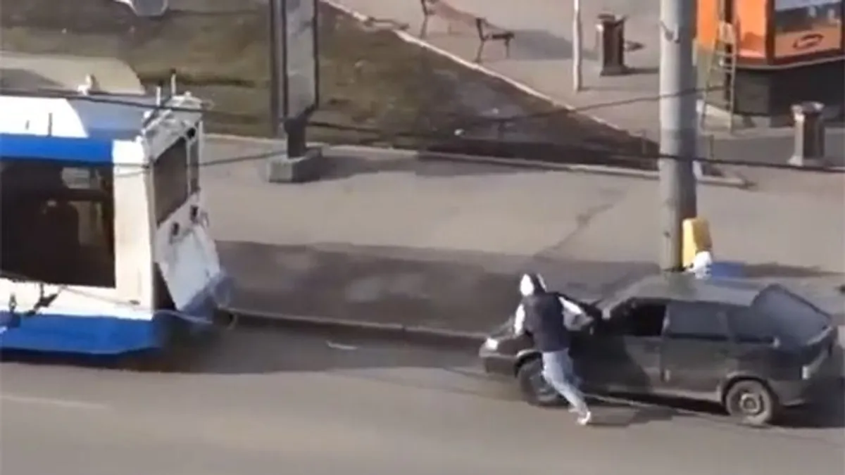 Betolás helyett rákötötték a lerobbant kocsit egy trolira, megunhatatlan, mi lett belőle - videó