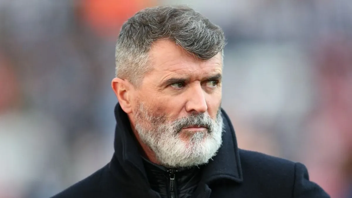 Videón, ahogy a Manchester United legendája lekönyököl egy szurkolót