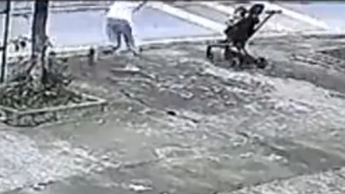 Elszabadult babakocsiban száguldott egy gyerek az autók felé, az utolsó pillanatban kapták el - videó