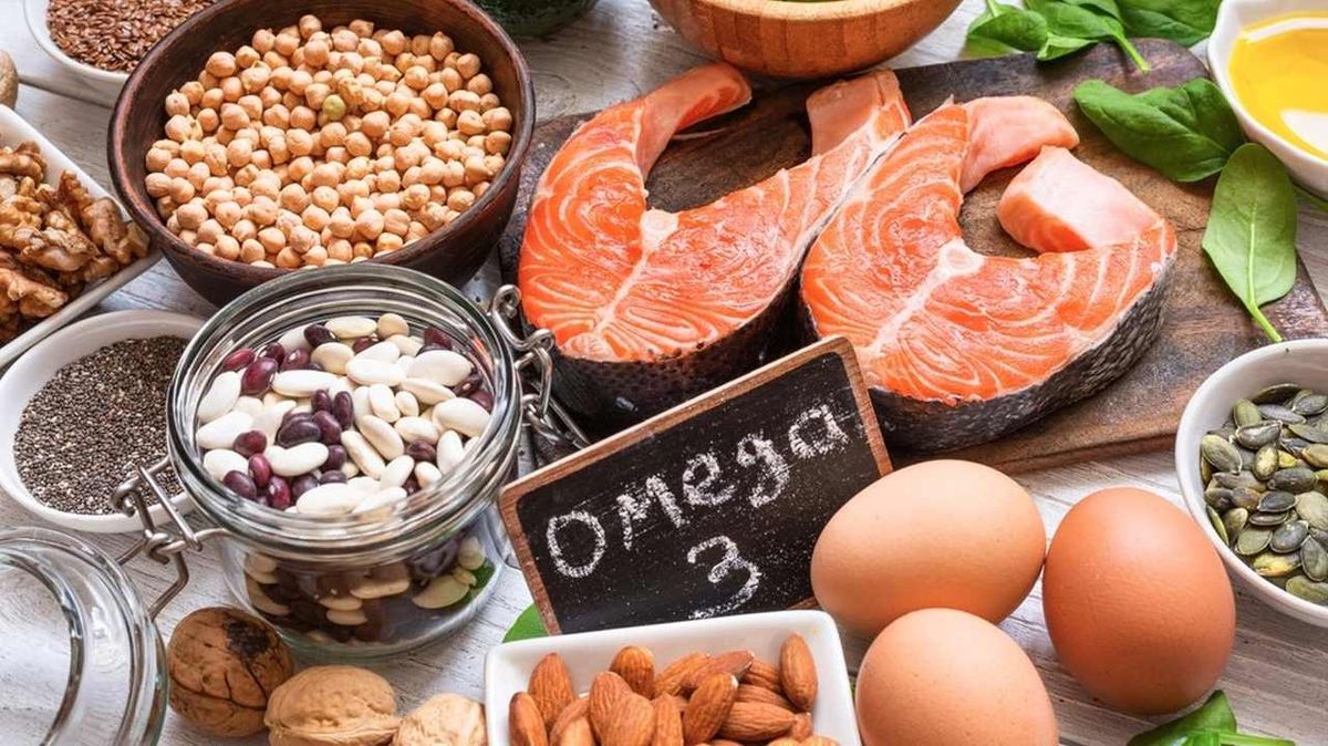 halak, lazac, omega 3, zsírsav, magvak, diófélék, olívaolaj, olívabogyó zöld színű zöldségek spenót, saláta, avokádó, brokkoli