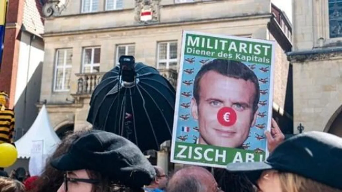 Németországban tüntetnek Macron "békedíja" ellen