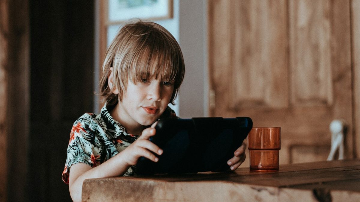 tablet táblagép kisfiú fiú böngészés közösségi média tanuló diák gyerek gyermek eszközök tanuláshoz 